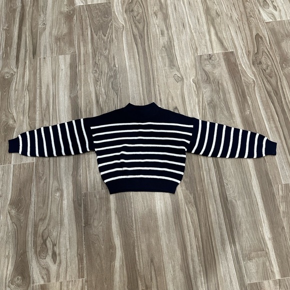 New with tags H&M cotton knit sweater. Dark blue. Size 12Y-14Y - Picture 4 of 11